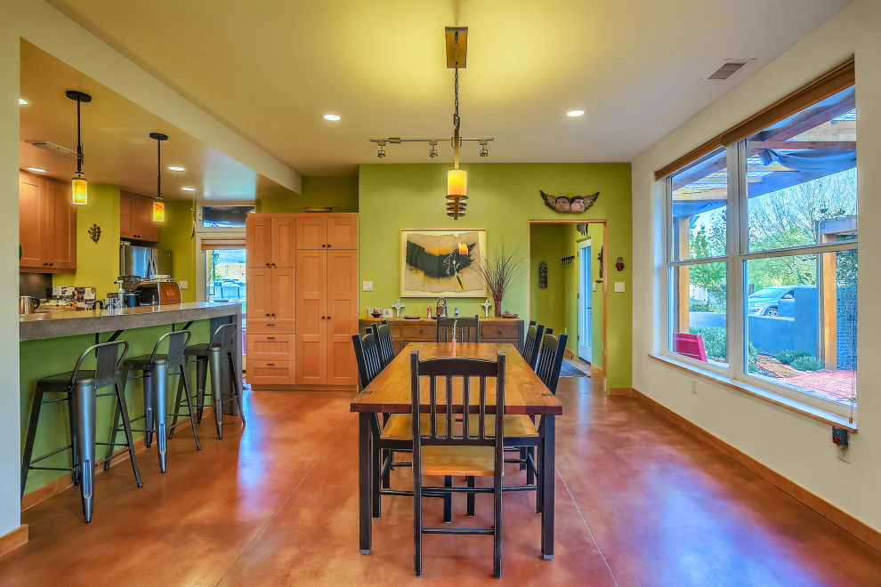 Идея дизайна: кухня-столовая среднего размера в морском стиле с бетонным полом, разноцветным полом и зелеными стенами