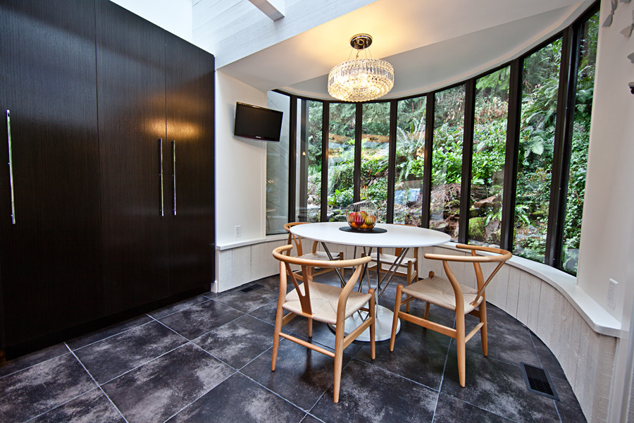 Ispirazione per una piccola sala da pranzo aperta verso la cucina contemporanea con pareti bianche, pavimento in gres porcellanato, nessun camino e pavimento marrone