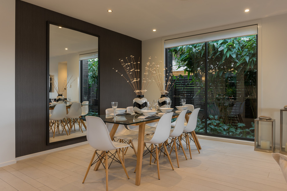 Modernes Esszimmer ohne Kamin mit weißer Wandfarbe in Sydney