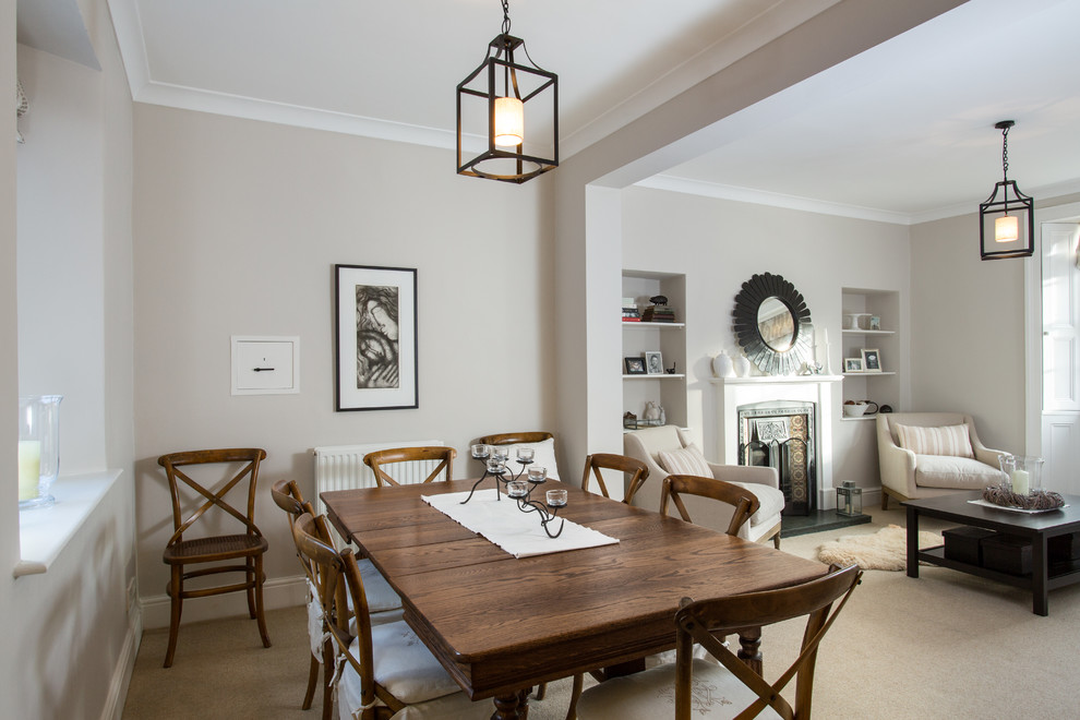 Cette image montre une salle à manger ouverte sur le salon rustique de taille moyenne avec un mur gris et moquette.