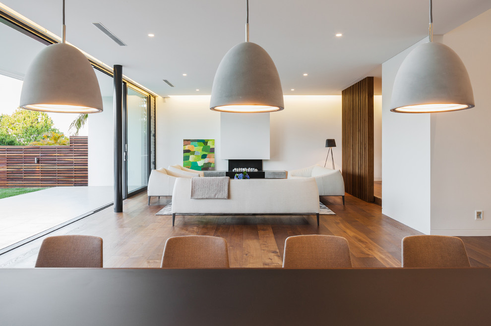 Offenes, Mittelgroßes Modernes Esszimmer mit braunem Holzboden in Sydney
