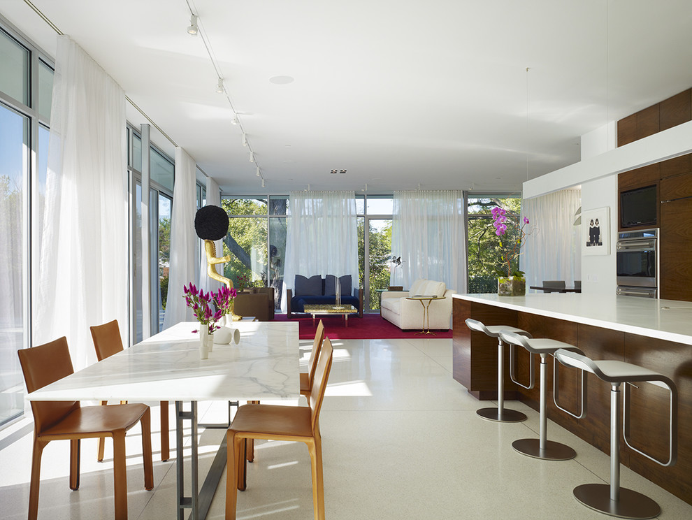 Пример оригинального дизайна: гостиная-столовая в современном стиле с белым полом