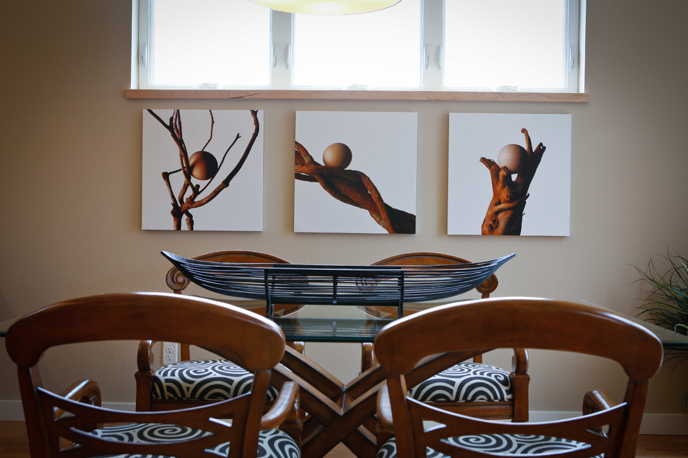 Esempio di una sala da pranzo contemporanea chiusa e di medie dimensioni con pareti beige e parquet chiaro