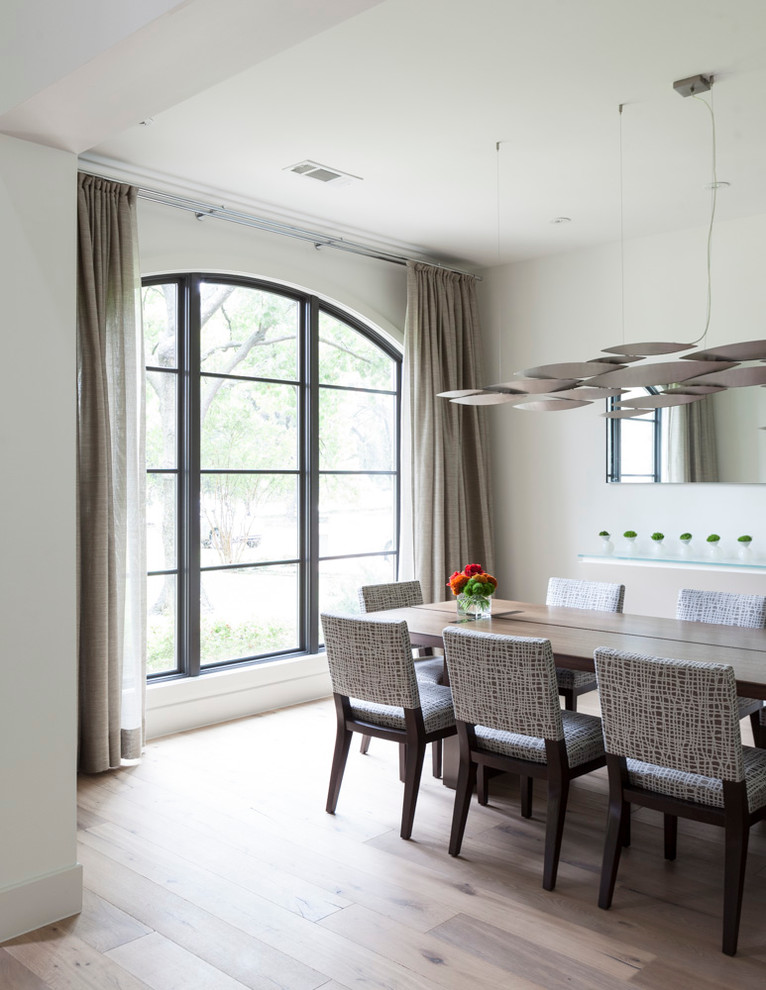 Idee per una sala da pranzo contemporanea con pareti bianche e pavimento in legno massello medio