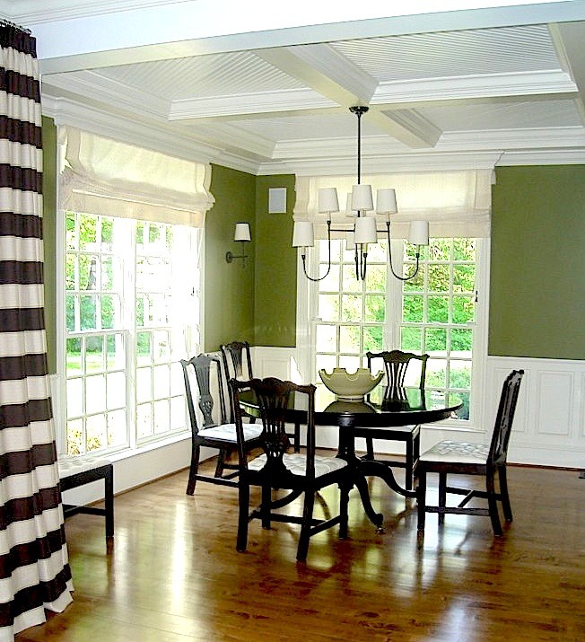 Immagine di una sala da pranzo classica chiusa con pareti verdi e pavimento in legno massello medio