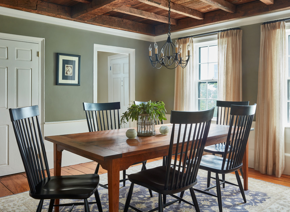 Idées déco pour une salle à manger classique avec un mur gris, un sol en bois brun et un sol marron.