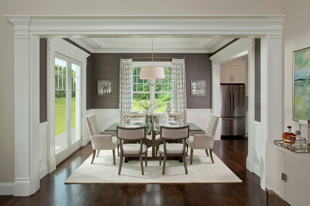 Inspiration pour une rideau de salle à manger traditionnelle avec un mur gris, parquet foncé et un sol marron.