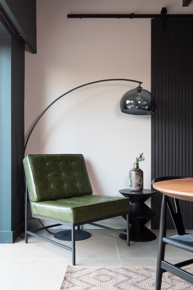 Idee per una sala da pranzo aperta verso la cucina minimal di medie dimensioni con pareti beige, pavimento in gres porcellanato e pavimento grigio