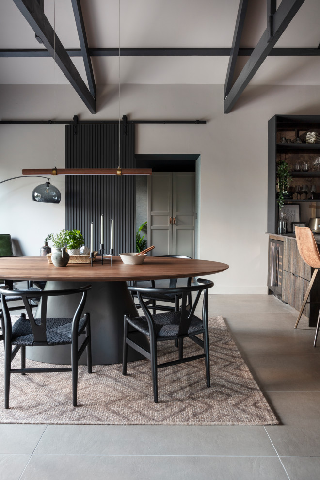 Idéer för ett stort modernt kök med matplats, med beige väggar, klinkergolv i porslin och grått golv