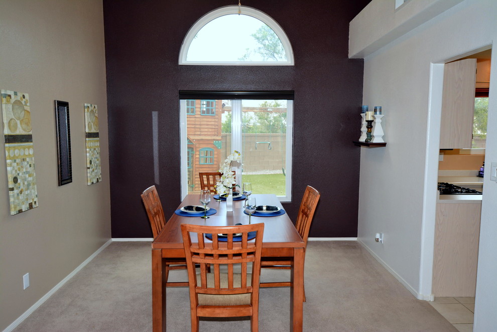 Cette image montre une salle à manger ouverte sur le salon traditionnelle de taille moyenne avec un mur marron et un sol en carrelage de céramique.