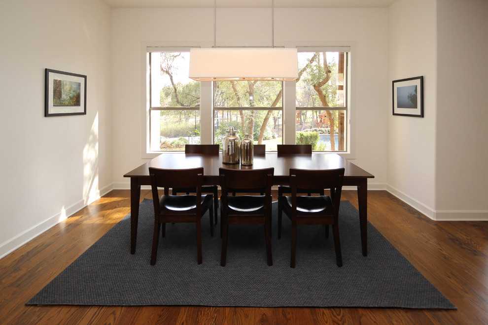 Idee per una grande sala da pranzo aperta verso la cucina classica con pavimento in legno massello medio e pareti bianche