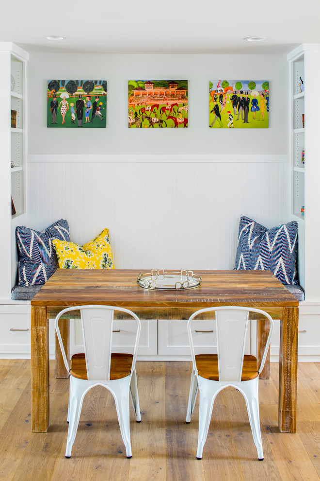 Exemple d'une salle à manger ouverte sur la cuisine bord de mer avec un mur gris, parquet clair et aucune cheminée.