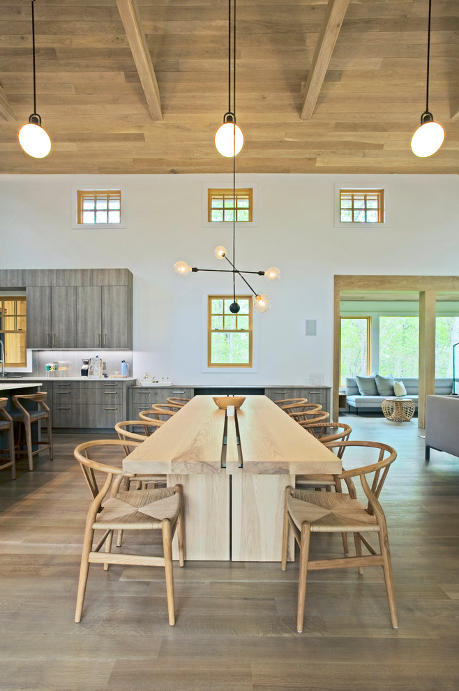 Стильный дизайн: большая гостиная-столовая в современном стиле с белыми стенами, паркетным полом среднего тона и коричневым полом - последний тренд