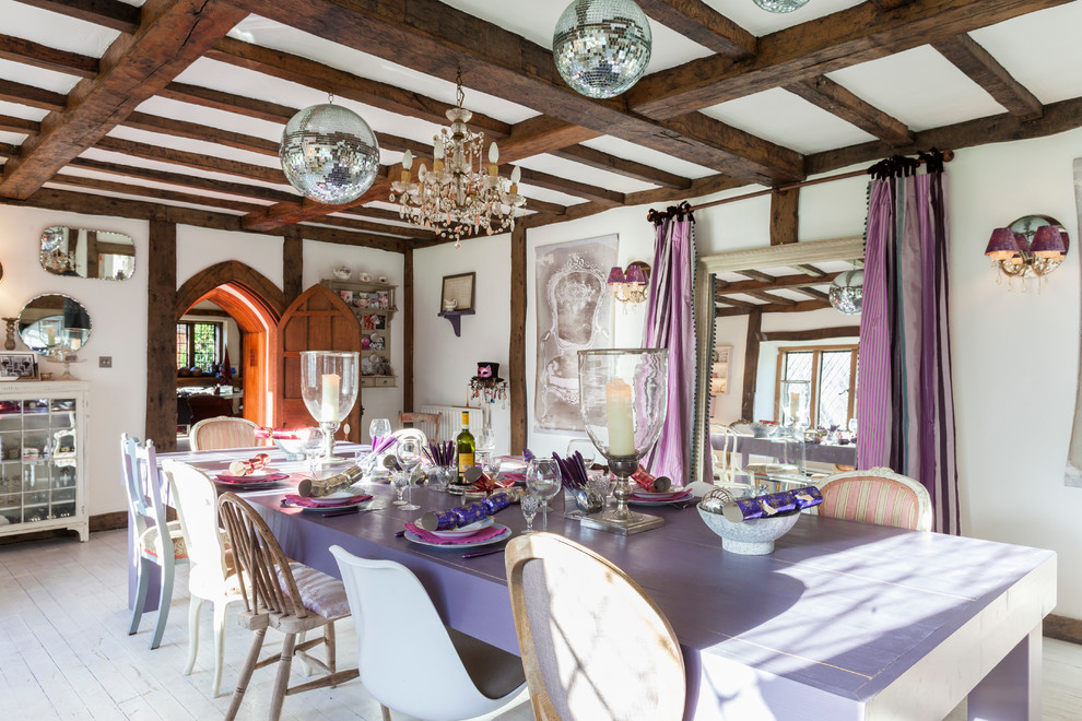 Exemple d'une salle à manger chic fermée avec un mur blanc et parquet peint.