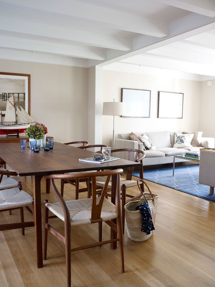 Immagine di una sala da pranzo aperta verso il soggiorno tradizionale di medie dimensioni con pareti beige e parquet chiaro