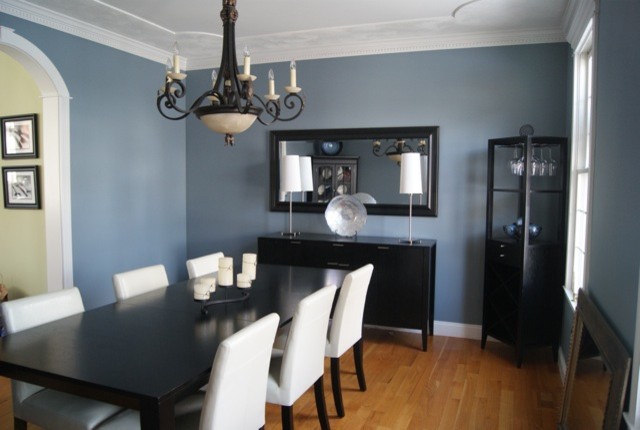Imagen de comedor actual de tamaño medio cerrado sin chimenea con paredes azules y suelo de madera clara