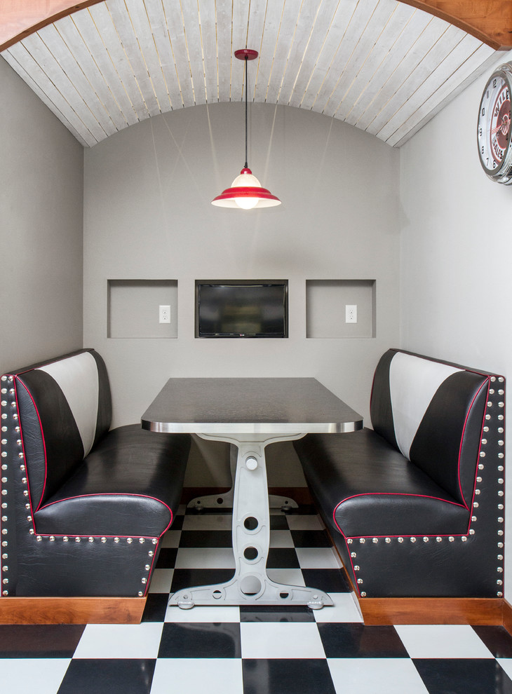 Cette photo montre une salle à manger ouverte sur la cuisine industrielle de taille moyenne avec un mur gris, un sol en linoléum et aucune cheminée.
