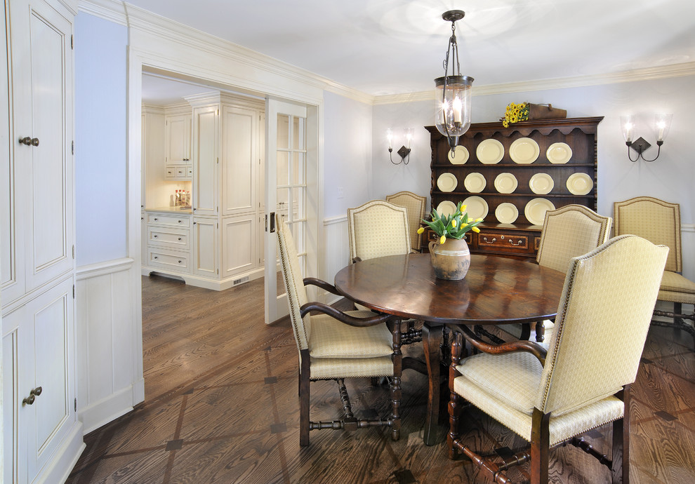 Ispirazione per una sala da pranzo aperta verso la cucina classica con pavimento marrone
