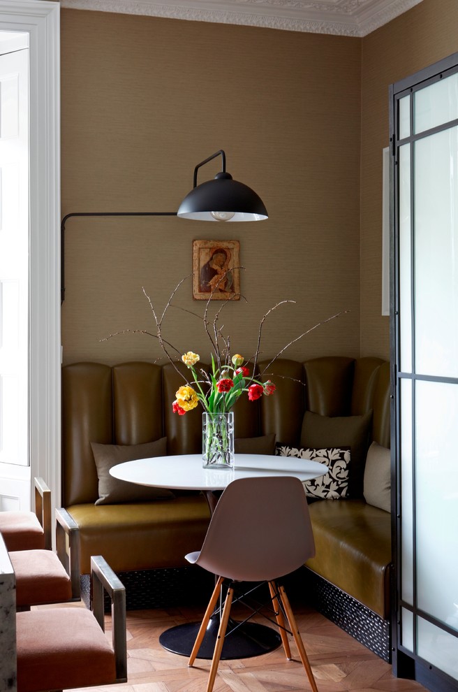Idée de décoration pour une petite salle à manger ouverte sur le salon vintage avec un sol en bois brun, un sol marron et un mur beige.