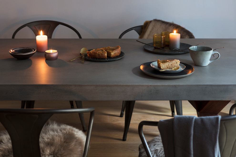 Idéer för nordiska kök med matplatser, med grå väggar, mellanmörkt trägolv och brunt golv
