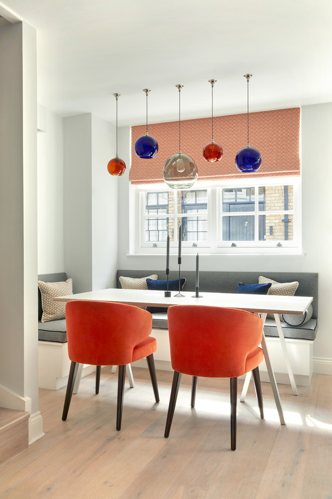 Imagen de comedor de cocina contemporáneo pequeño sin chimenea con paredes grises, suelo de madera clara y suelo beige