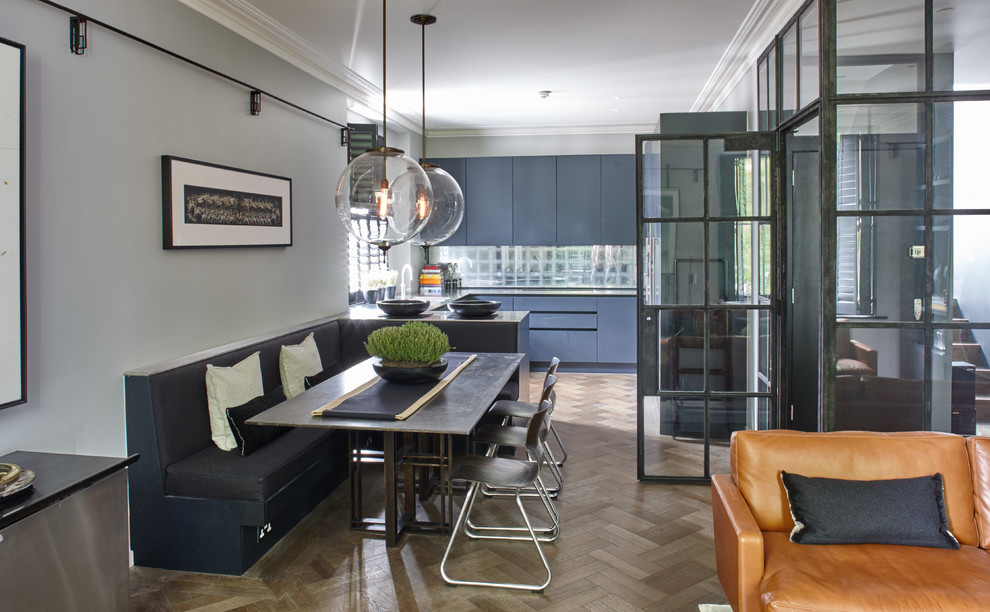 Esempio di una sala da pranzo aperta verso il soggiorno contemporanea di medie dimensioni con pareti grigie, pavimento in legno massello medio e pavimento marrone