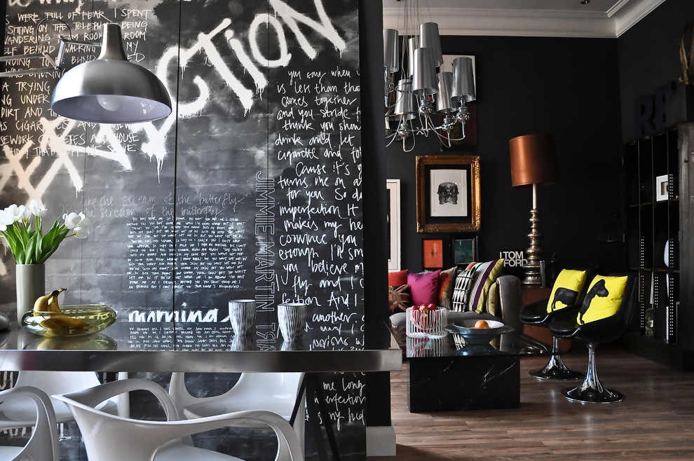 Inspiration pour une salle à manger design avec un mur noir et éclairage.