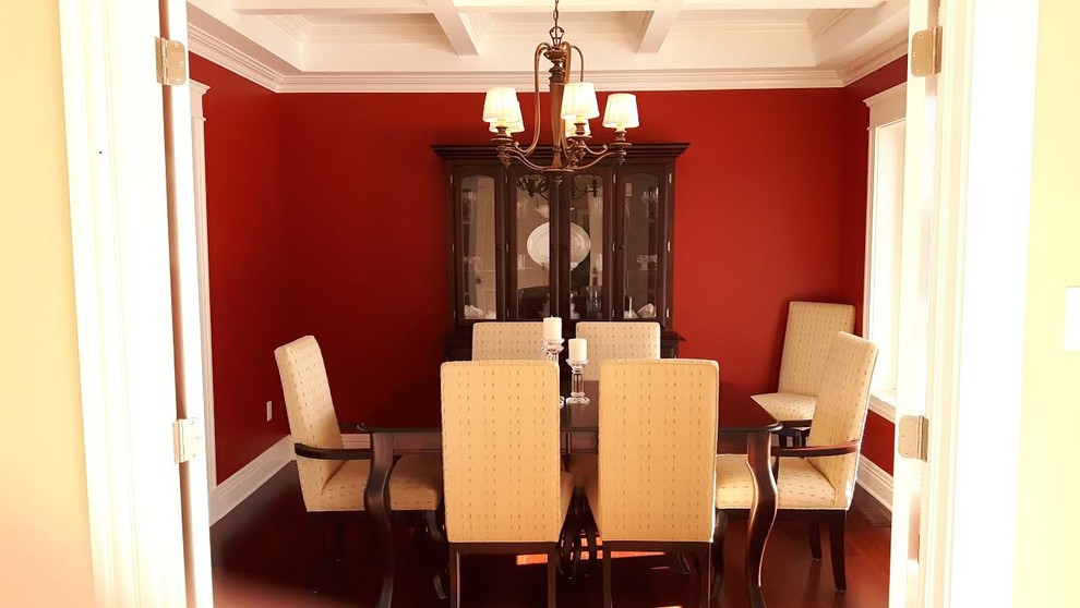 Geschlossenes, Mittelgroßes Klassisches Esszimmer ohne Kamin mit roter Wandfarbe und braunem Holzboden in Ottawa