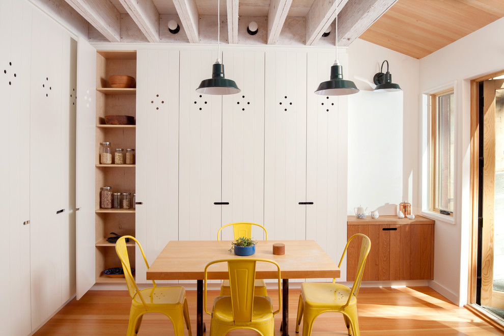 Ispirazione per una sala da pranzo scandinava con pareti bianche, pavimento in legno massello medio e pavimento marrone