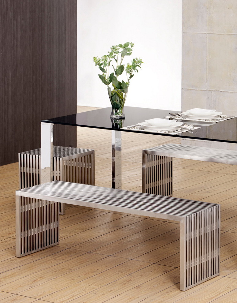 Idee per una sala da pranzo minimalista chiusa e di medie dimensioni con pavimento in compensato