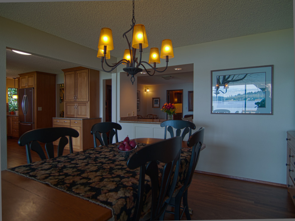 Immagine di una sala da pranzo aperta verso la cucina tradizionale di medie dimensioni con pareti bianche, pavimento in legno massello medio e pavimento beige