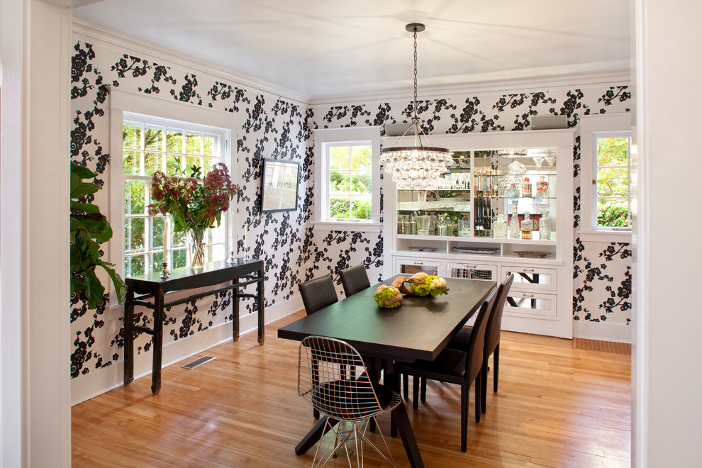 Geschlossenes Stilmix Esszimmer mit bunten Wänden und braunem Holzboden in Portland