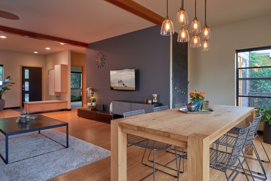 Idee per una sala da pranzo aperta verso il soggiorno minimalista di medie dimensioni con pavimento in bambù, pareti beige e nessun camino