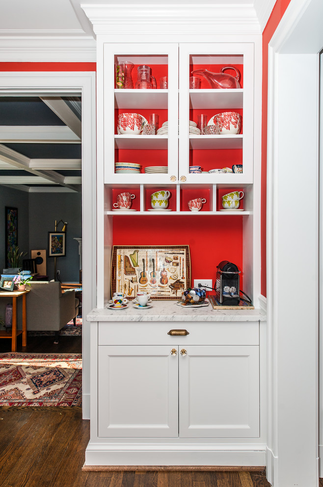Источник вдохновения для домашнего уюта: отдельная столовая среднего размера в стиле шебби-шик с красными стенами и темным паркетным полом