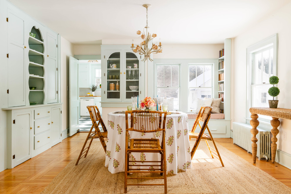 Foto di una sala da pranzo stile shabby con pareti bianche, pavimento in legno massello medio e pavimento marrone
