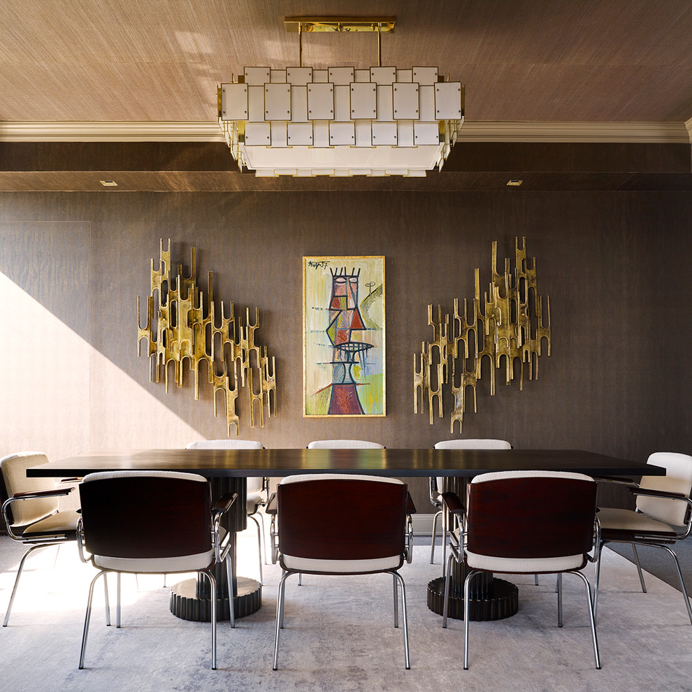 Geschlossenes, Großes Modernes Esszimmer mit brauner Wandfarbe in New York