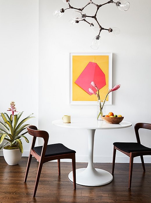 Immagine di una sala da pranzo minimalista di medie dimensioni con pareti bianche, parquet scuro, nessun camino e pavimento marrone