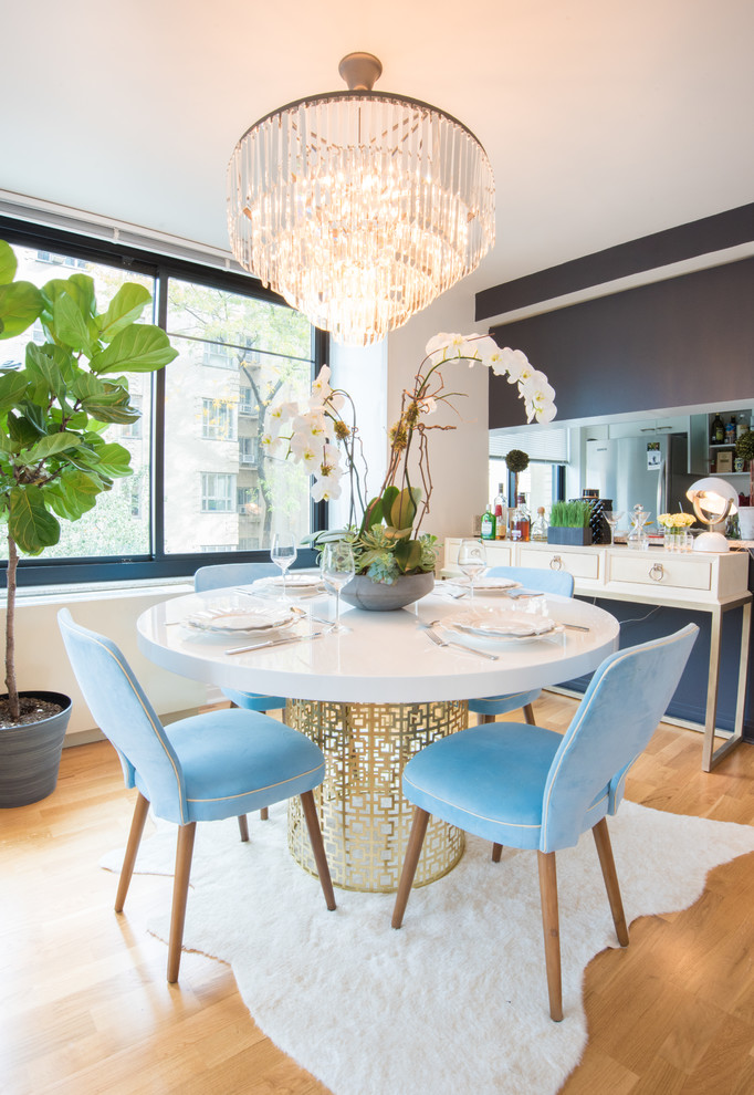 Свежая идея для дизайна: кухня-столовая среднего размера в стиле неоклассика (современная классика) с серыми стенами и светлым паркетным полом - отличное фото интерьера