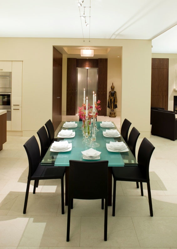 Esempio di una sala da pranzo aperta verso la cucina tradizionale di medie dimensioni con pareti bianche e pavimento in gres porcellanato