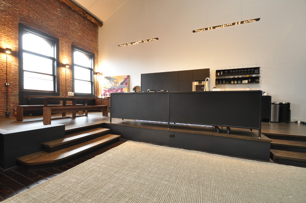Mittelgroßes, Offenes Industrial Esszimmer ohne Kamin mit brauner Wandfarbe und dunklem Holzboden in New York