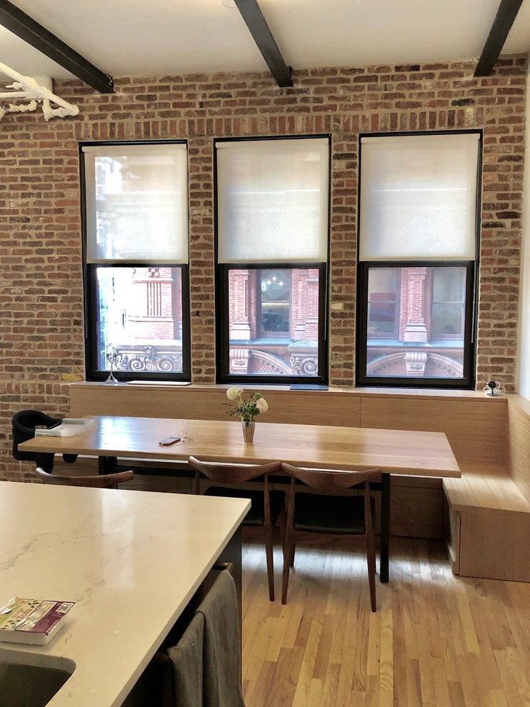 Foto di una sala da pranzo aperta verso la cucina industriale di medie dimensioni con pareti multicolore, parquet chiaro e pavimento marrone