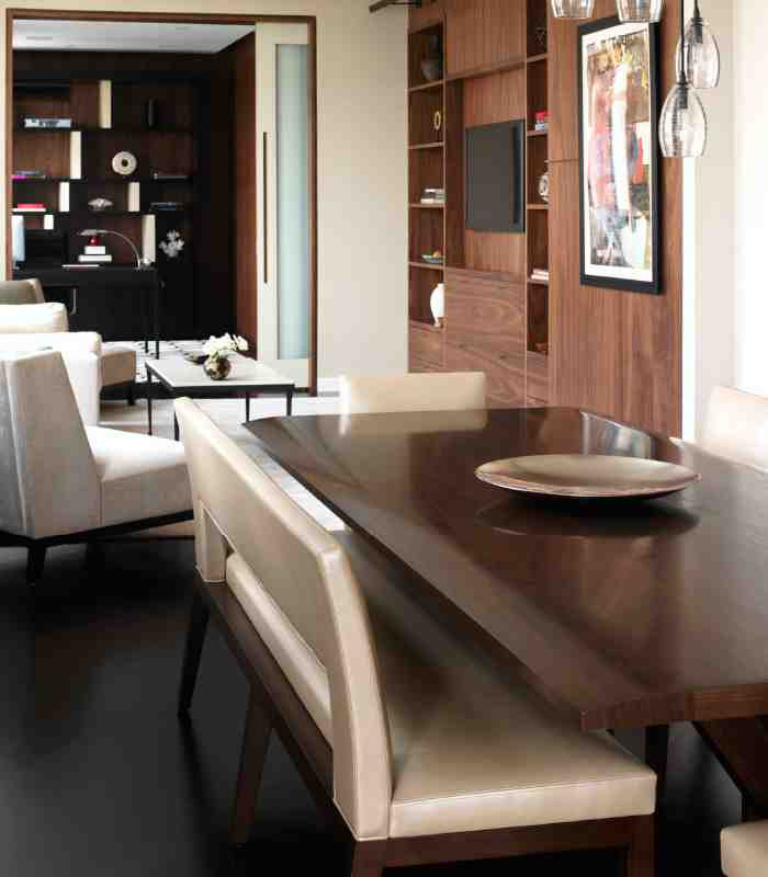 Idée de décoration pour une petite salle à manger ouverte sur la cuisine minimaliste avec un mur marron, parquet foncé et un sol marron.