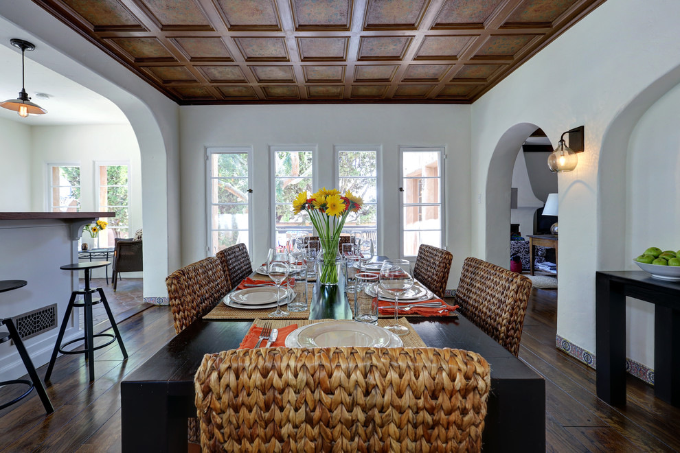 Immagine di una sala da pranzo aperta verso la cucina mediterranea di medie dimensioni con pareti bianche, parquet scuro, nessun camino e pavimento marrone