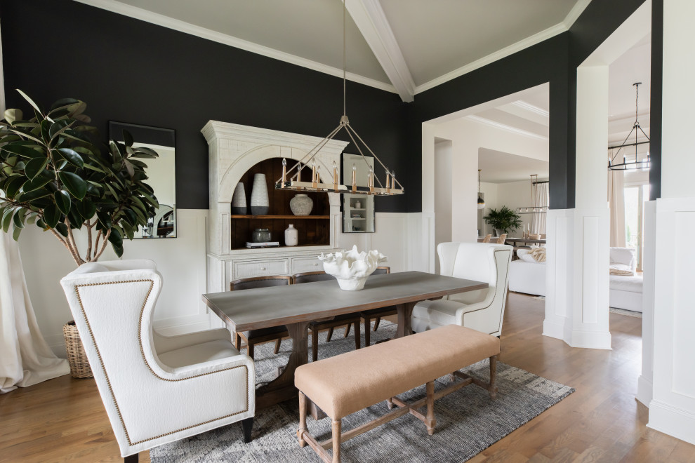 Источник вдохновения для домашнего уюта: столовая в стиле неоклассика (современная классика) с черными стенами, паркетным полом среднего тона, коричневым полом и панелями на стенах