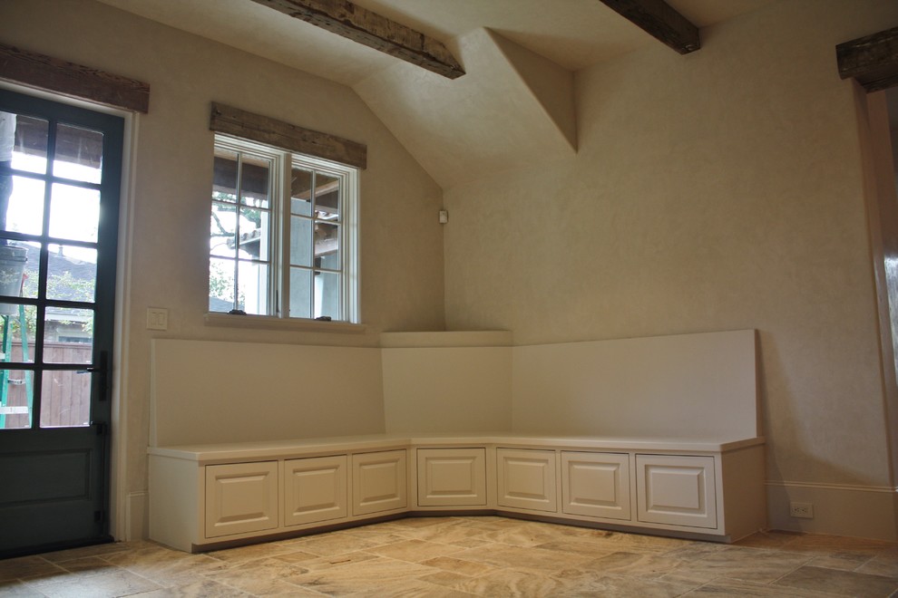 Foto de comedor de cocina rural con paredes beige y suelo de mármol