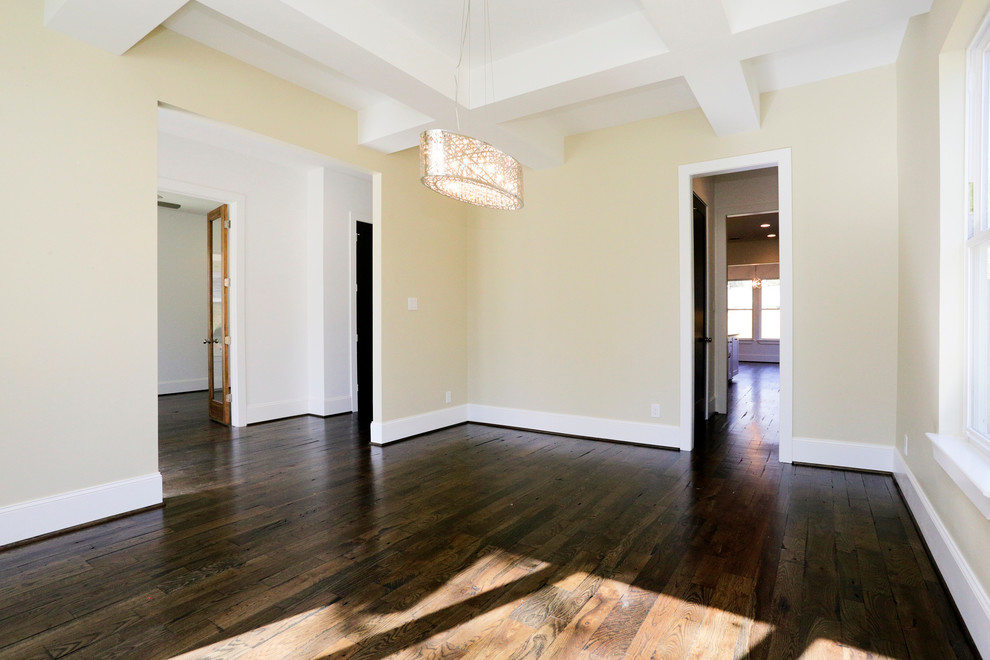 Mittelgroße Moderne Wohnküche mit beiger Wandfarbe und dunklem Holzboden in Houston