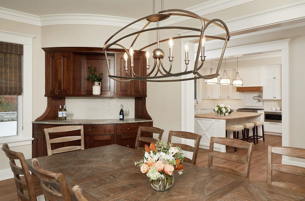 Идея дизайна: кухня-столовая в классическом стиле с бежевыми стенами, паркетным полом среднего тона и коричневым полом