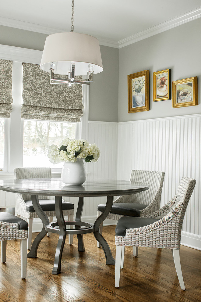 На фото: столовая в классическом стиле с серыми стенами и светлым паркетным полом