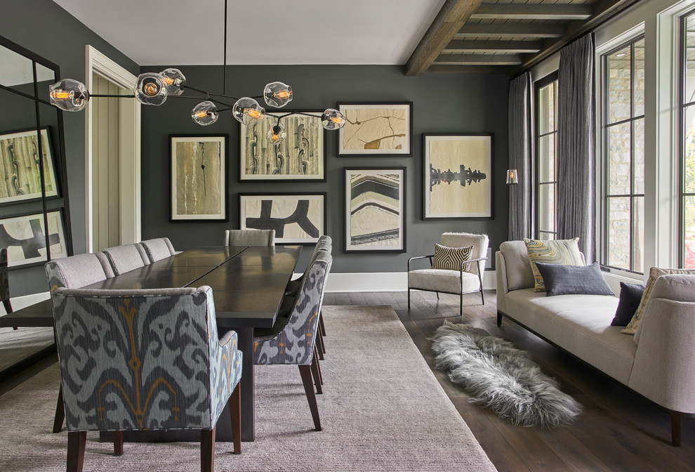 Klassisches Esszimmer mit grauer Wandfarbe, dunklem Holzboden und braunem Boden in Chicago
