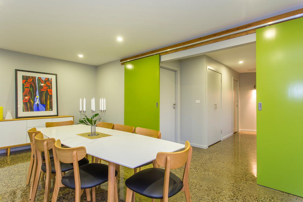 Источник вдохновения для домашнего уюта: отдельная столовая среднего размера в современном стиле с бетонным полом и серыми стенами